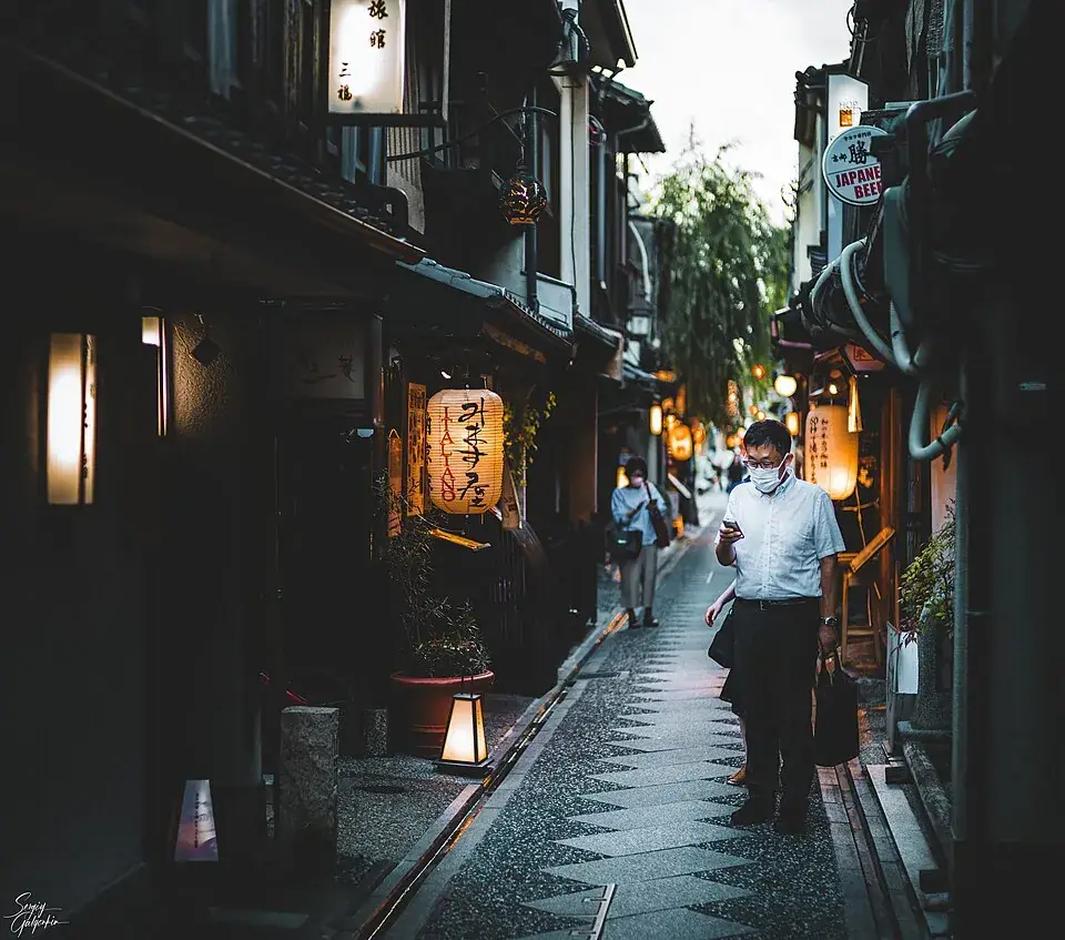 Lanterns along the narrow Pontocho alley in Kyoto at dusk